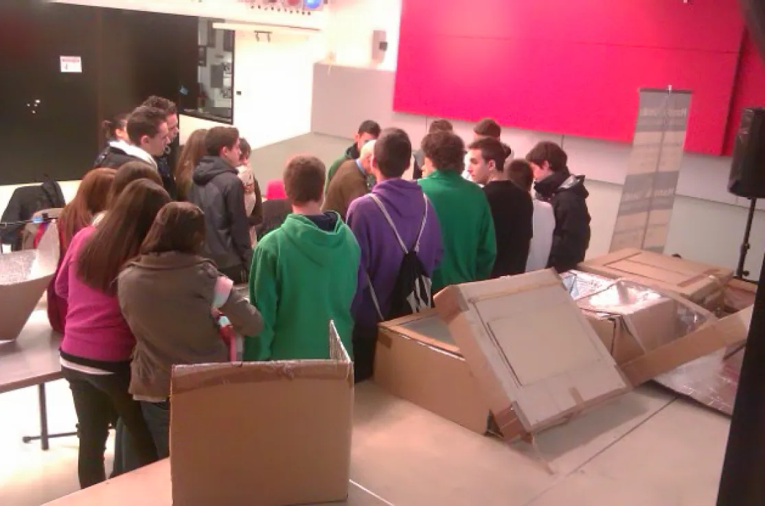 Demostración práctica a los alumnos: cómo construir cocinas solares con cajas de cartón