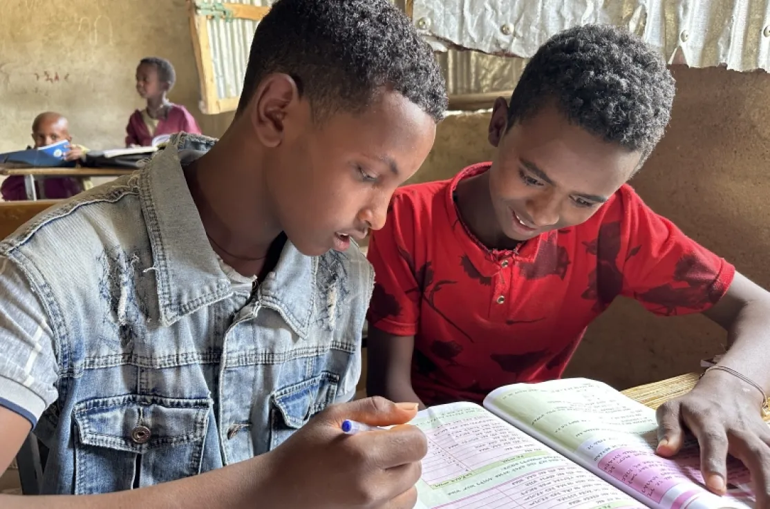 Manos Unidas ONG - El renacimiento del Tigray (Etiopía) - Dos chicos repasan un cuaderno de deberes - Imagen: Marta Carreño