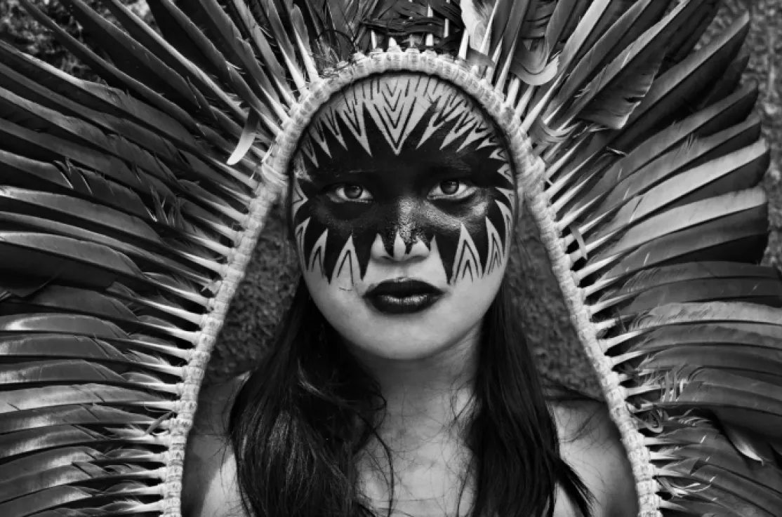 Manos Unidas ONG - Sorteamos «Amazônia», el libro más reciente de Sebastião Salgado (Imagen: indígena Yawanawá)