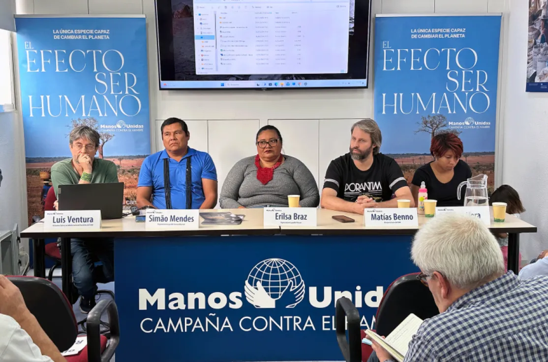 Ponentes de la Mesa Redonda "Derechos humanos y territorios; la lucha de los pueblos indígenas en Brasil". Fotografía: Javier Mármol. Manos Unidas.