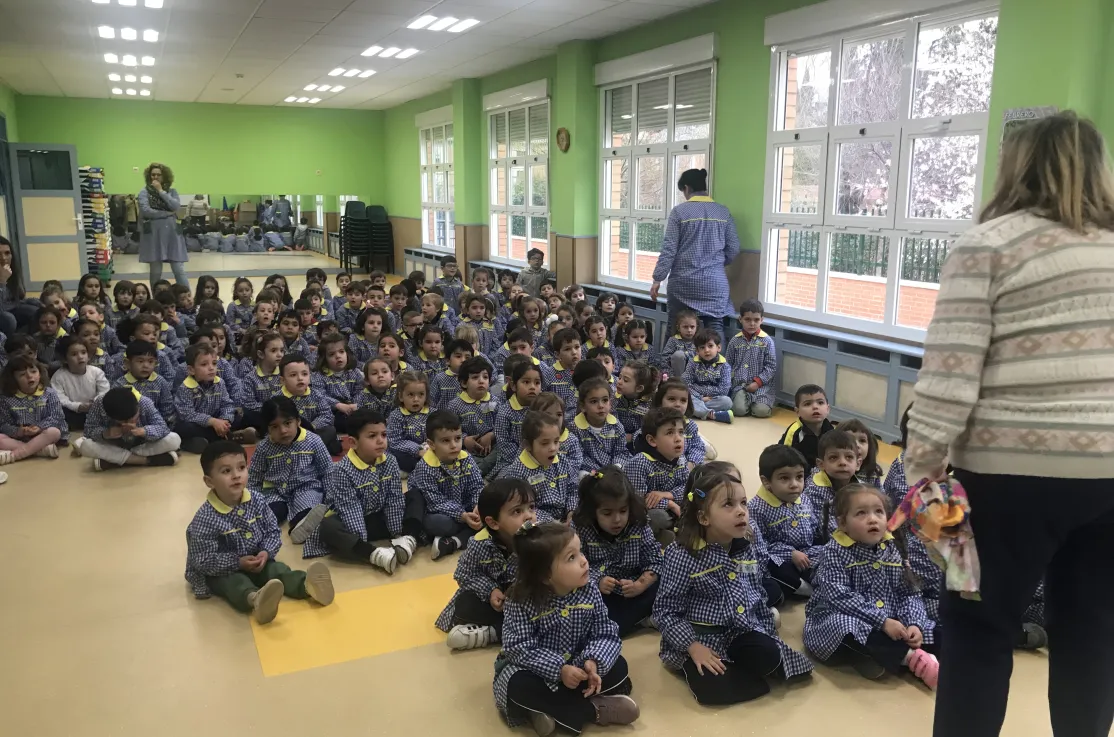 Pilar Simón con los alumnos de infantil del colegio Salesiano.