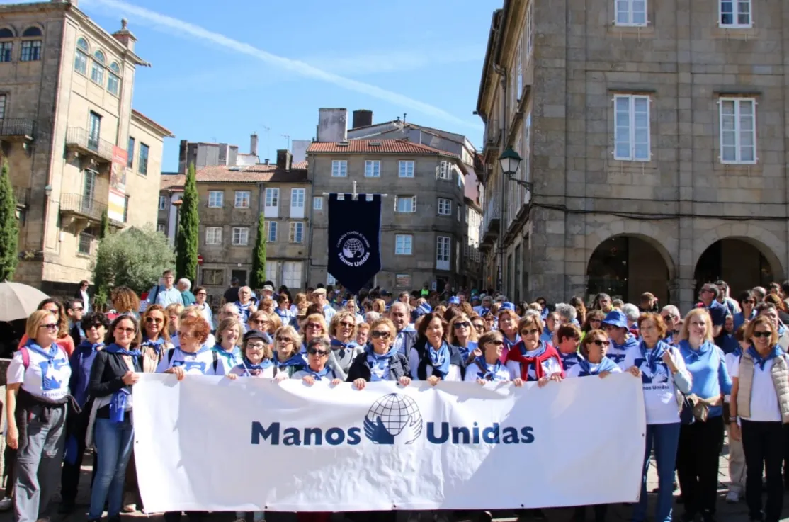Foto de familia del encuentro compostelano de Manos Unidas por el 60 aniversario. Foto: Alejandro Righi