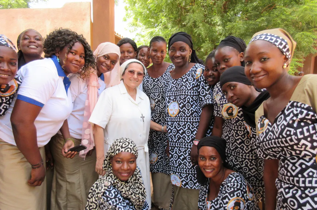 La hermana María Ángeles con un grupo de alumnas. Segú/Mali. Foto: Manos Unidas