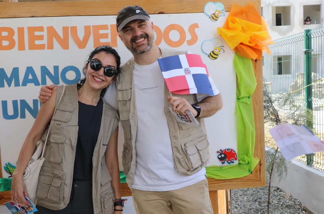 Javi Nieves y mar Amate (CADENA100) en República Dominicana. Foto: Manos Unidas/Marta Carreño