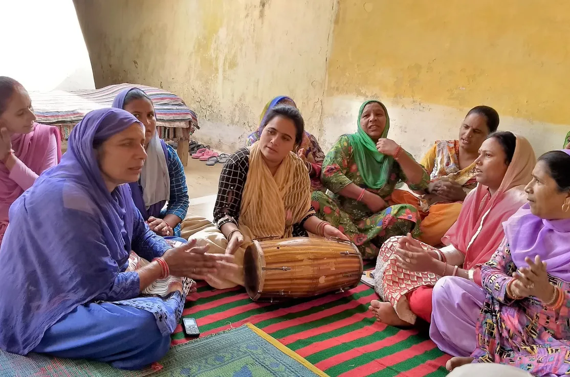 Reunión de mujeres en el norte de India. Foto Manos Unidas/Ana Cárcamo