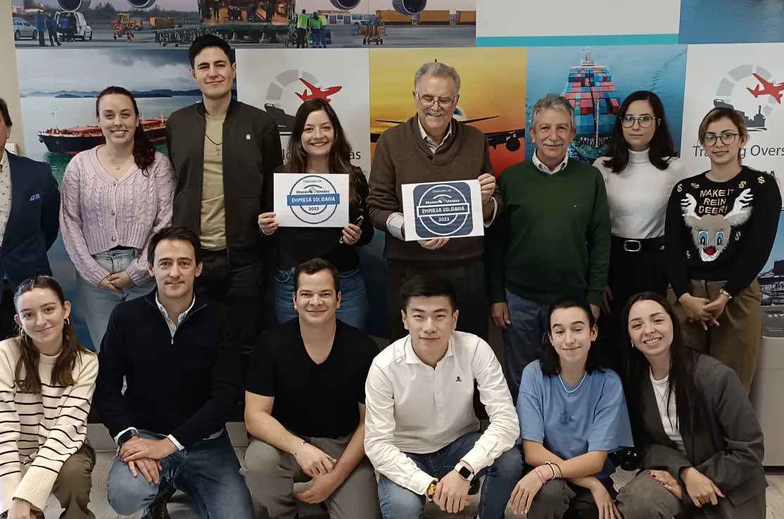 Entrega Sello Solidario con la dirección y personal de Translog Overseas