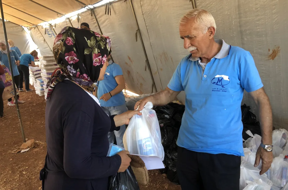 Una mujer Siria recibe ayuda de los Maristas Azules