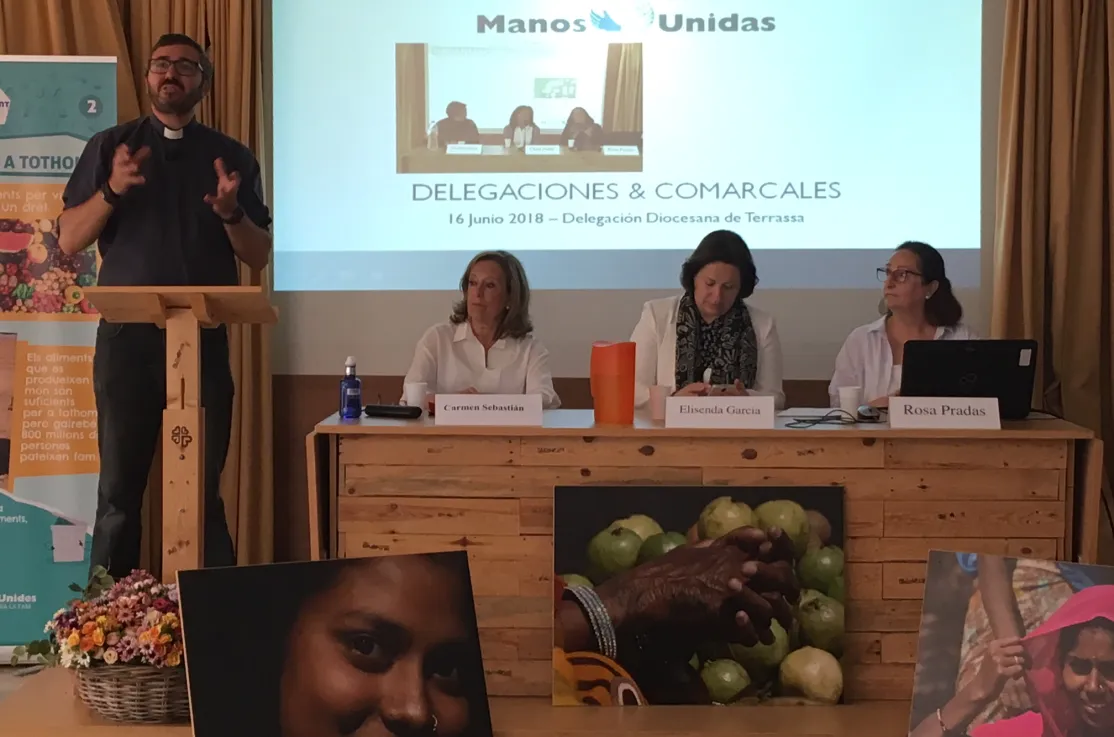 El consiliario Mario Jurado junto a Carmen Sebastián, Elisenda García y Rosa Pradas