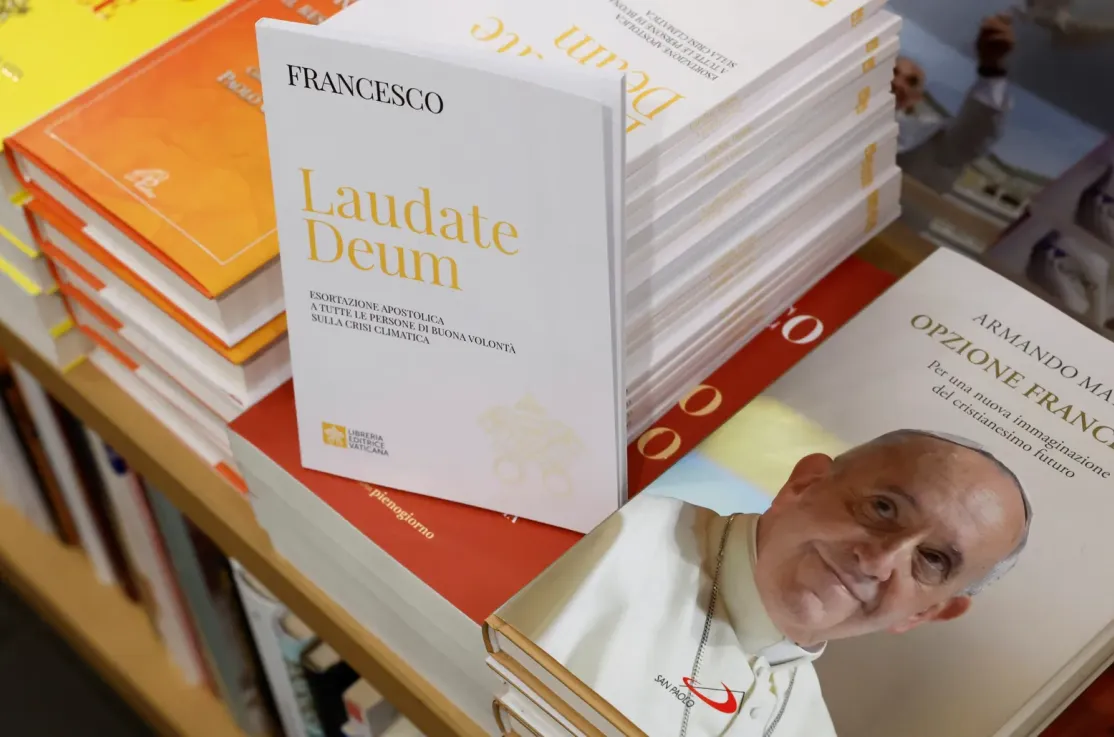 La exhortación apostólica Laudate Deum en una librería italiana. Foto: Reuters.