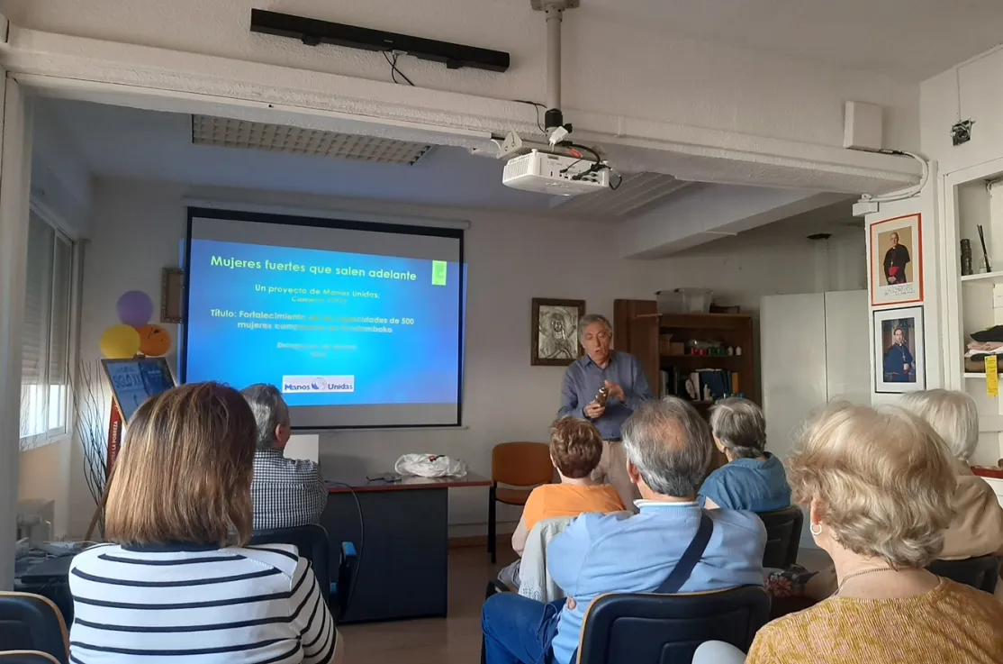 Charla de SSCC sobre un proyecto de Manos Unidas en Camerún
