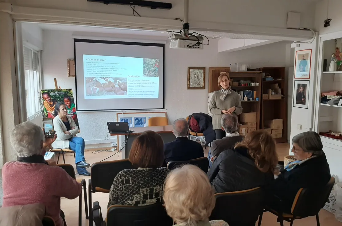 Charla de SSCC sobre los proyectos de Manos Unidas en Ecuador y Perú