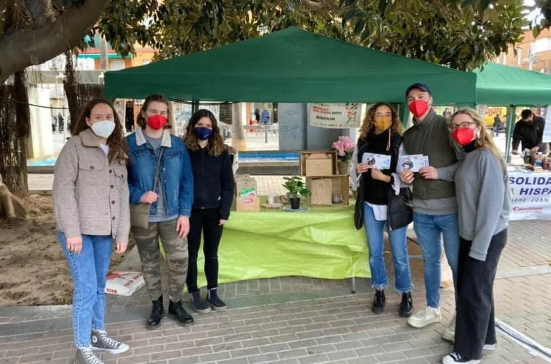 Voluntarias de Manos Unidas de Alacuás con el personal de BiMask en el Mercadillo Solidario.