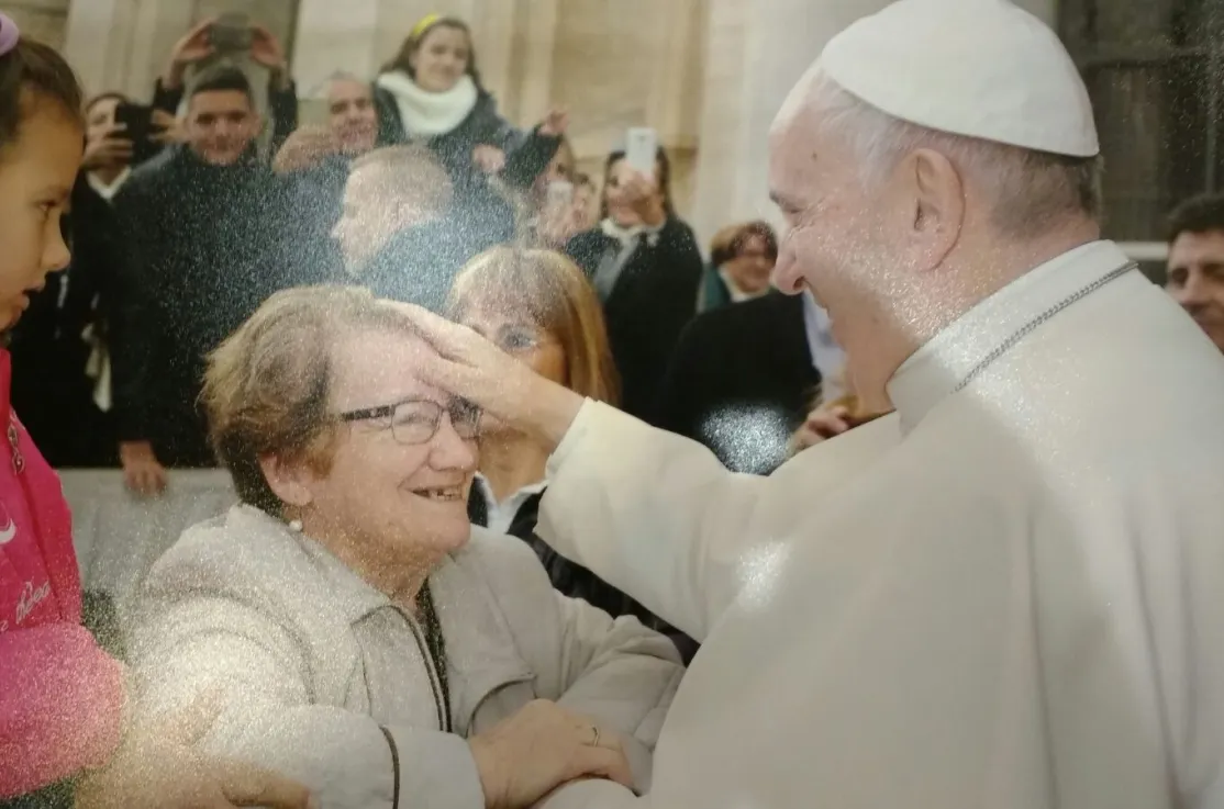 El Papa Francisco bendice a miembros de Mans Unides