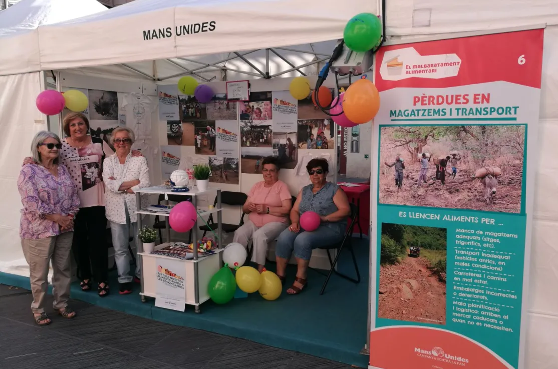 Teresa Gisbert  y otras colaboradoras de Mans Unides Vilanova, presents al stand de l'ong