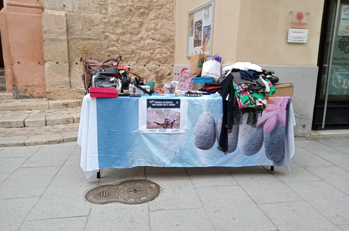 Mercadillo navideño en la comarcal de Cullera de Manos Unidas Valencia. 