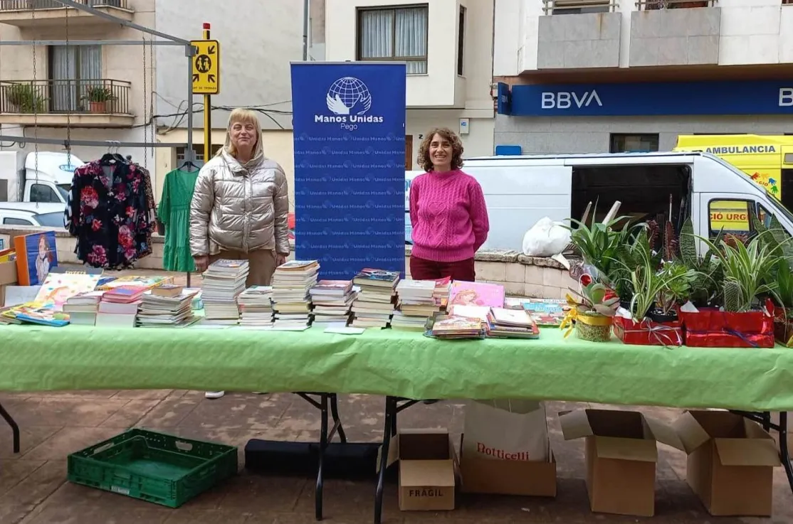 Mercadillo solidario organizado por la comarcal de Pego de Manos Unidas Valencia.
