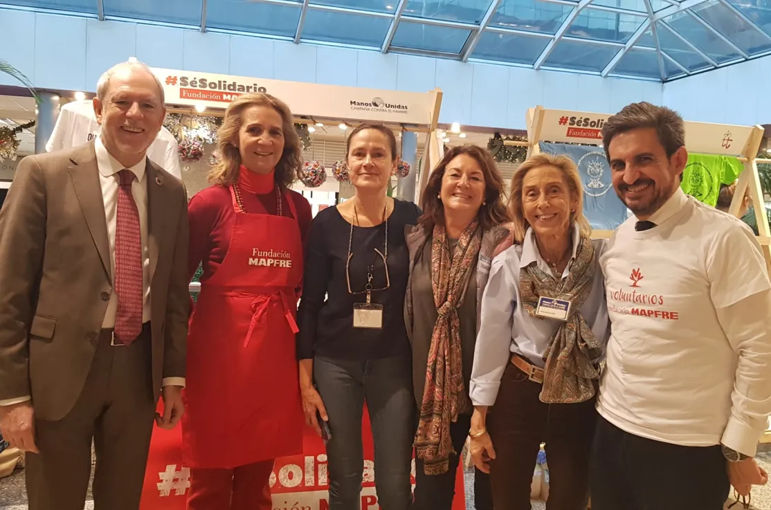 La infanta Elena en el Stand de Manos Unidas del Mercadilo Solidario de Navidad Mapfre 2019