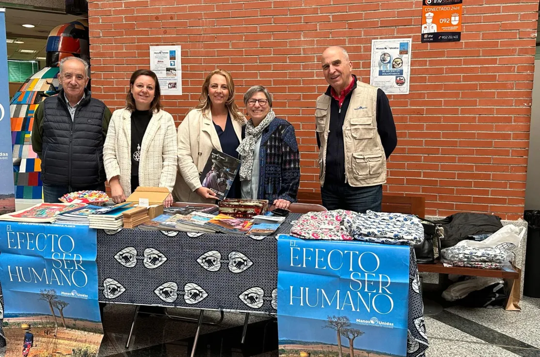 Concejalas del Ayuntamiento de Alcobendas con los voluntarios y delegada de Manos Unidas Madrid