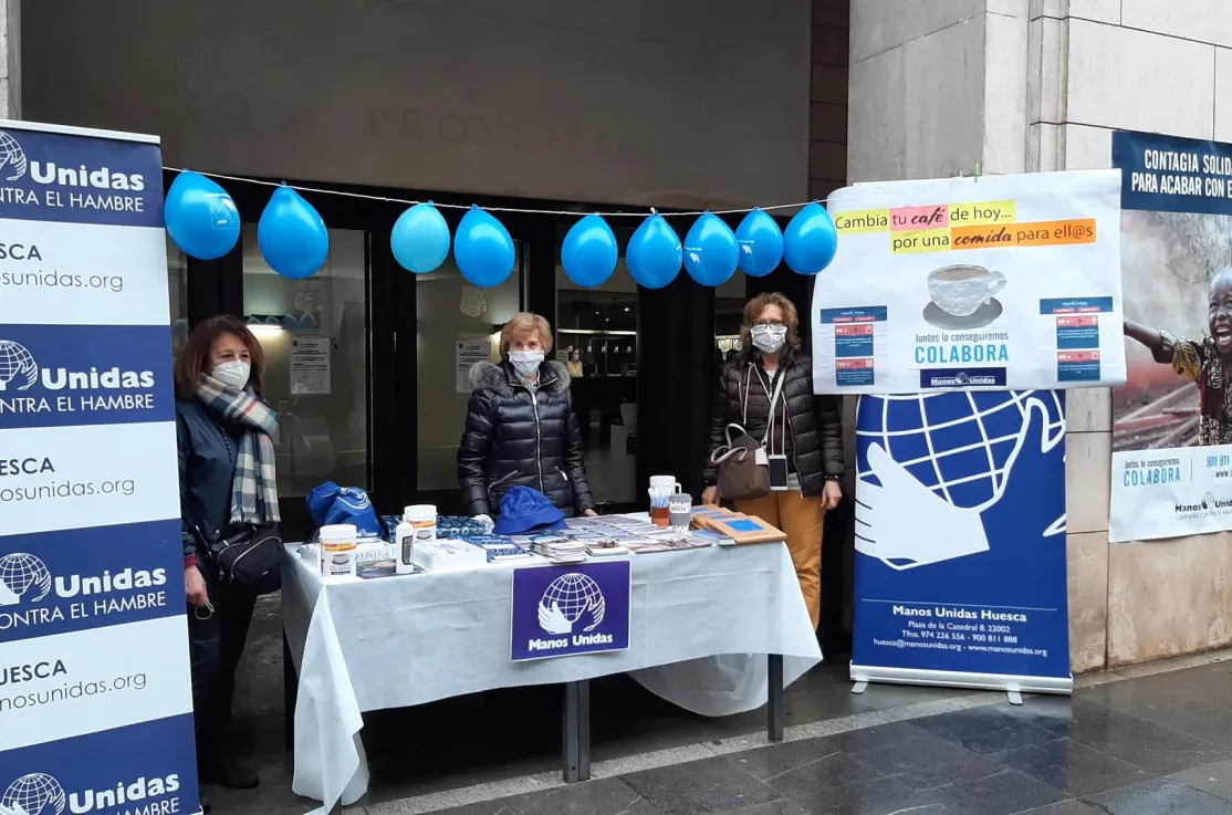 Mesa informativa en la jornada del Ayuno Voluntario en Huesca.