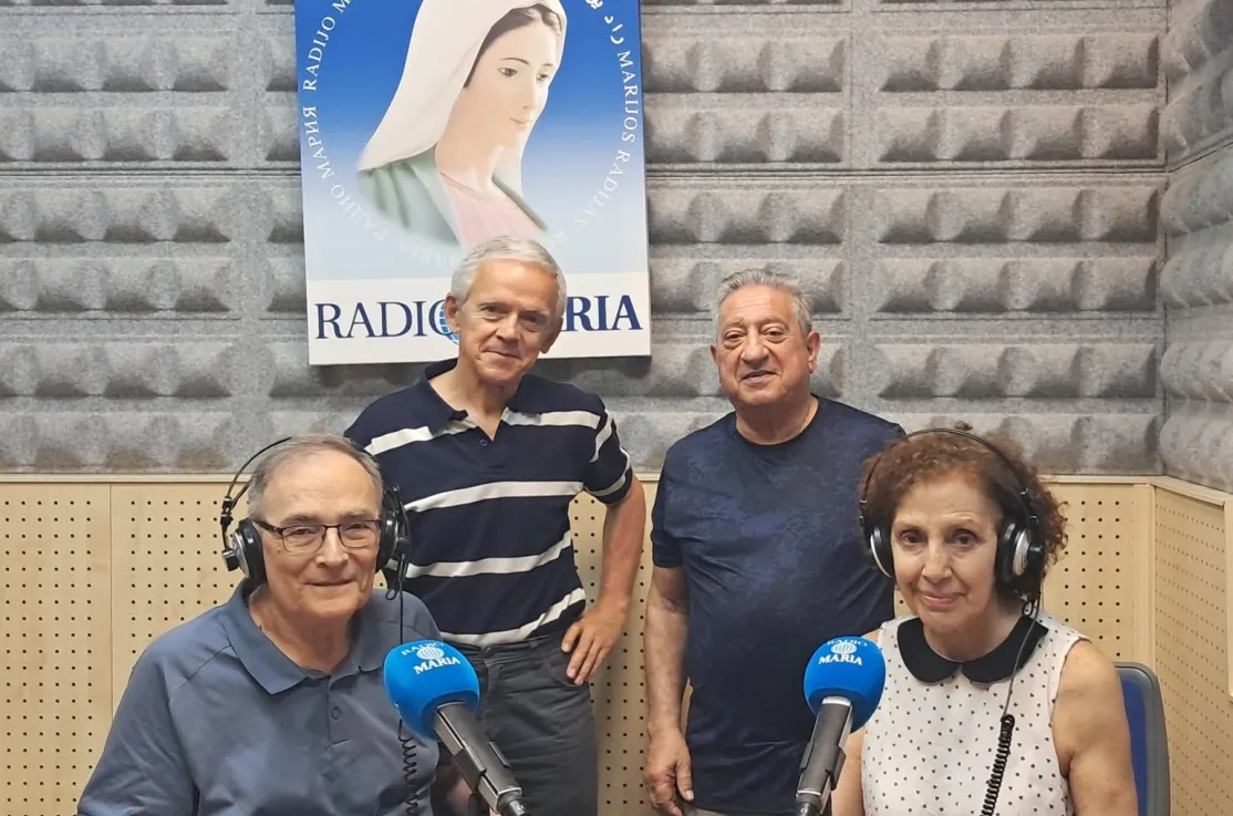 Voluntarios de Manos Unidas Madrid, junto a un misionero invitado, en una de la emisiones de Radio María