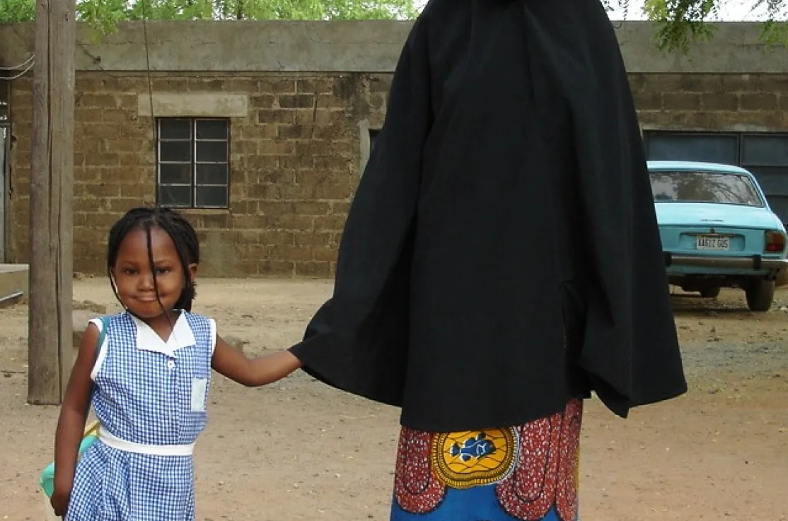 Una niña acude al colegio acompañada por su joven madre en el norte de Nigeria. Foto:Manos Unidas/Marta Ynaraja