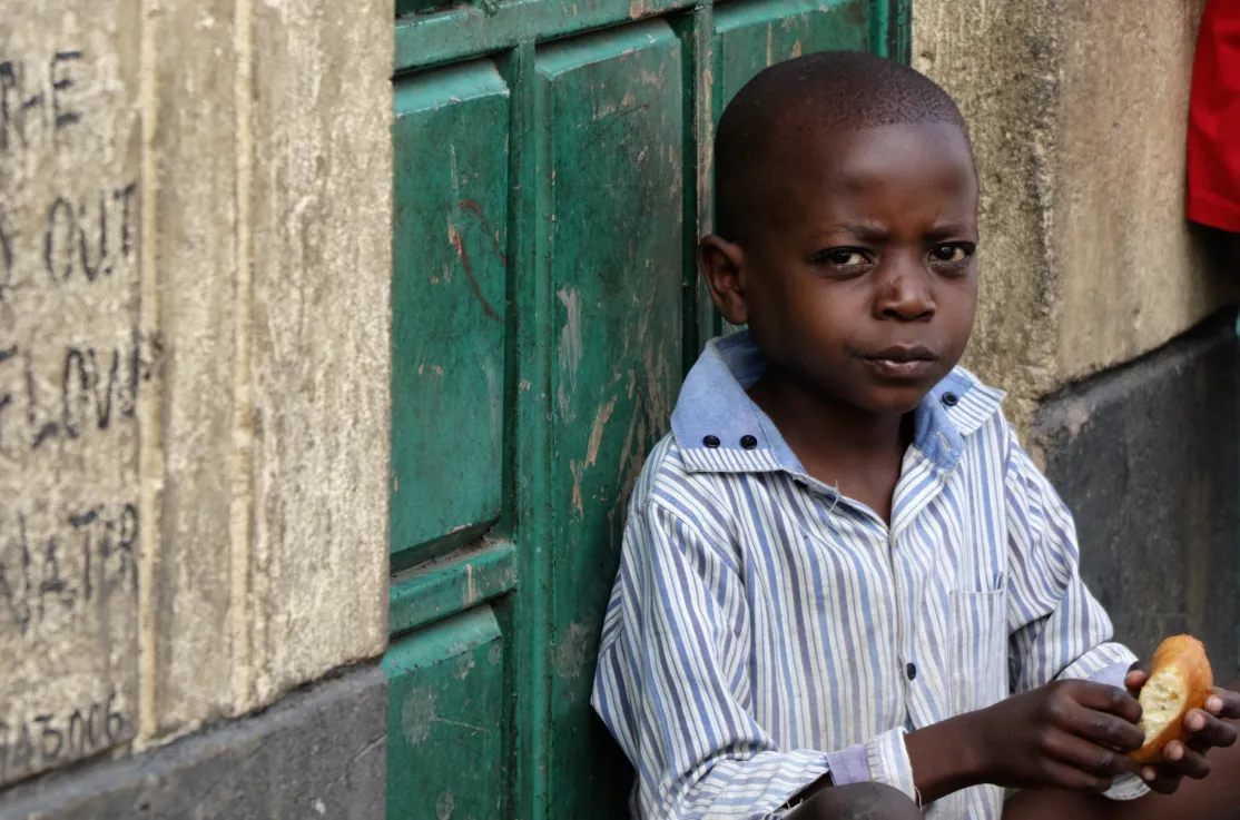 Niño suburbio Mukuro, Nariobi (Kenia). Foto: Manos Unidas/Marta Carreño