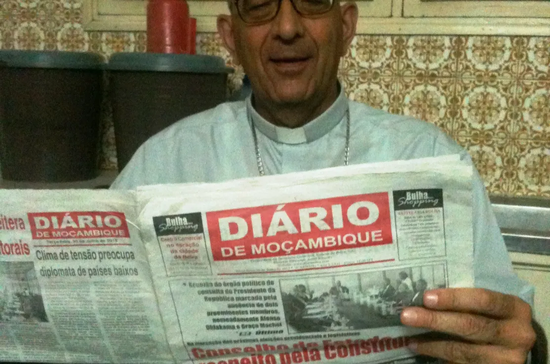 Monseñor Omella lee la prensa en Mozambique. Foto Marta Peláez/Manos Unidas