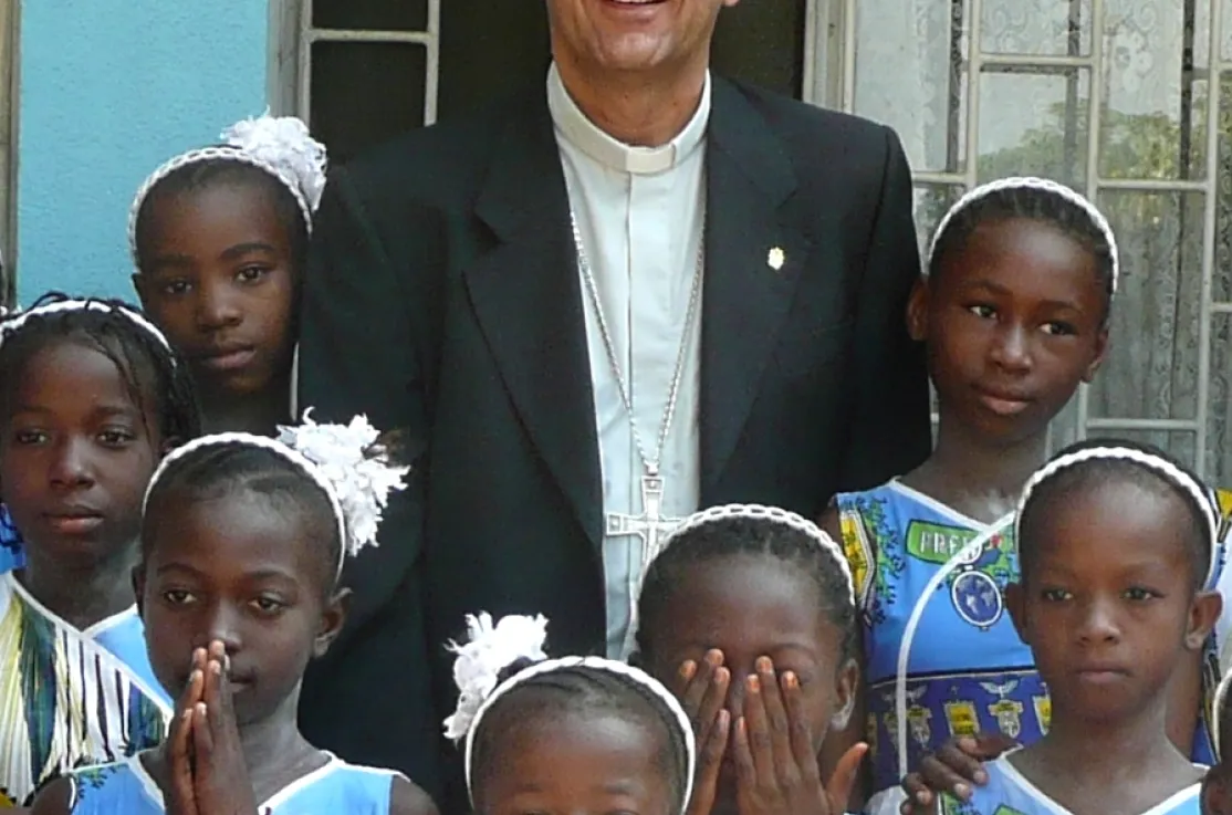 Monseñor Omella durante su viaje a Mozambique, donde visitó los proyectos que allí apoya Manos Unidas. Foto: Manos Unidas/Marta Peláez