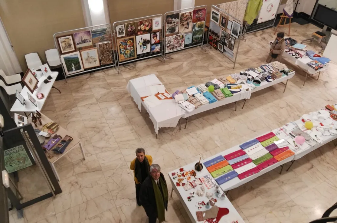 Exposición de pinturas y mercadillo de labores a beneficio de Manos Unidas