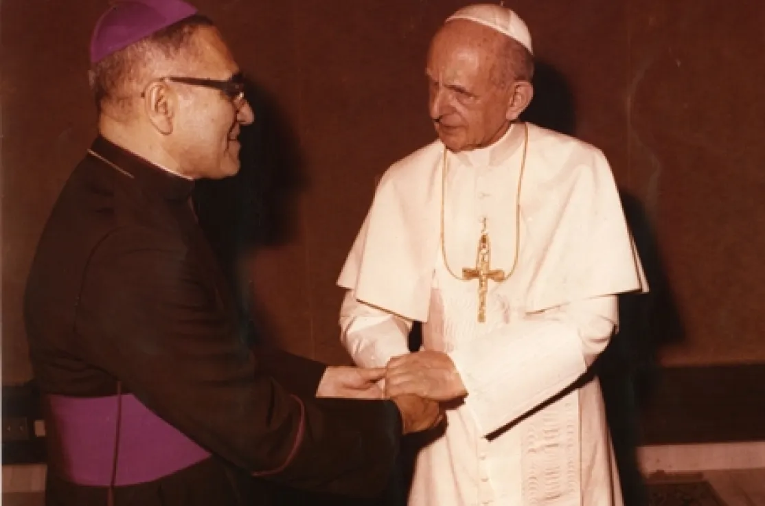 Monseñor Romero junto al Papa Pablo VI en  junio de 1978. Crédito:  Creative Commons