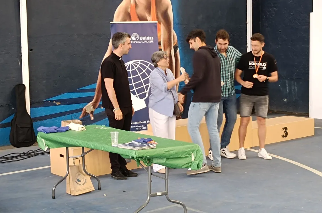 La Delegada de Manos Unidas Madrid entrega las medallas del Torneo de Pádel solidario en San Agustín de Guadalix