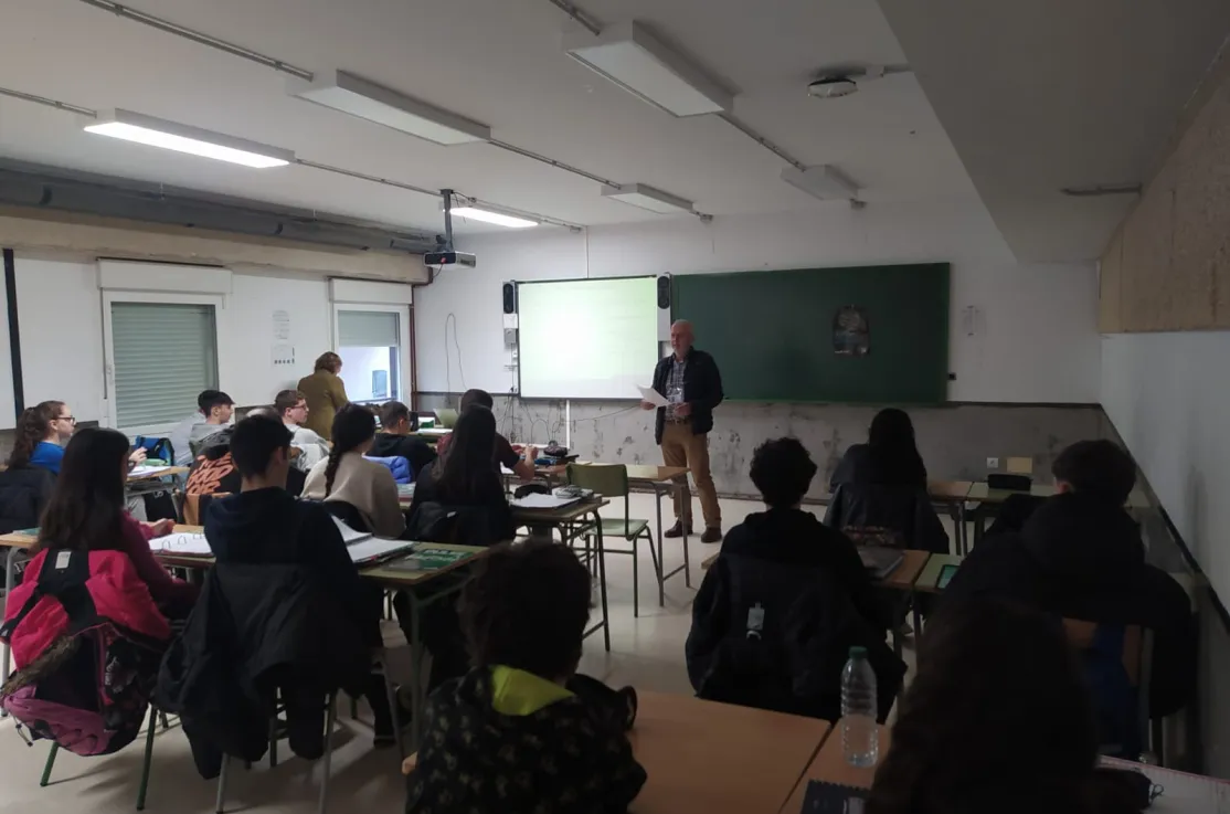 Agustín De Diego con alumnos del IES Newton-Salas.