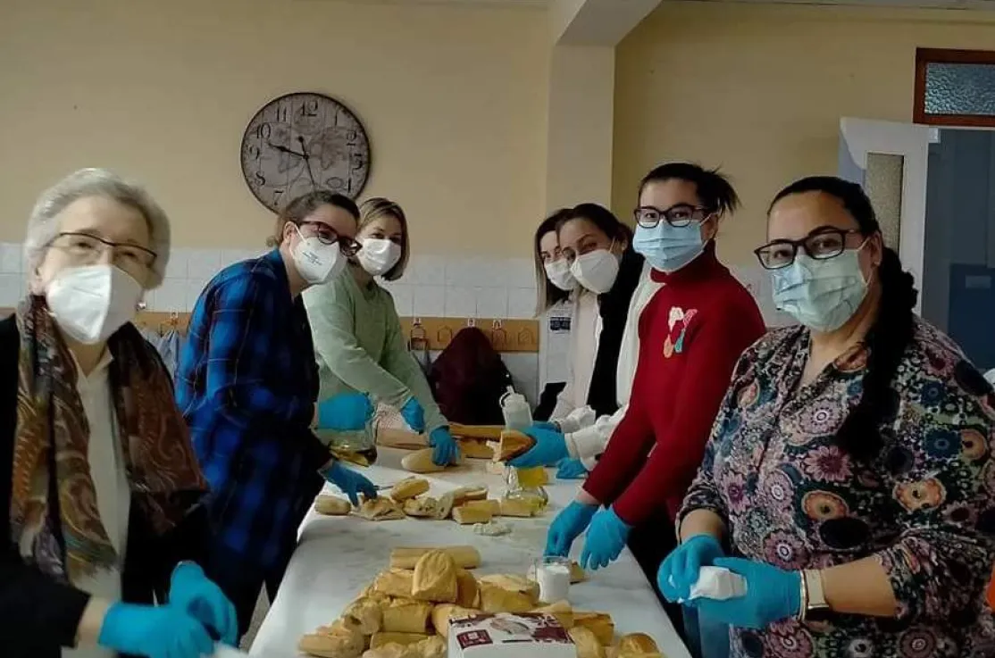 Voluntarias de Manos Unidas de la comarcal de La Pobla de Vallbona preparando bocadillo en el Colegio San José. 