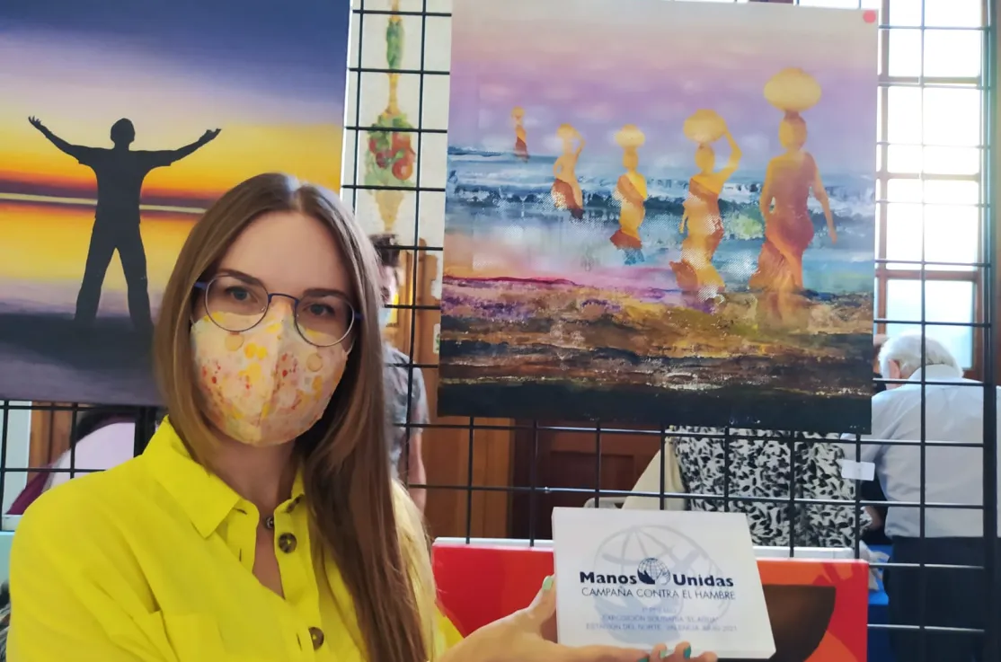 Anna de Riga, autora de "Camino de sed", primer premio de Manos Unidas Valencia en la exposición solidaria. 