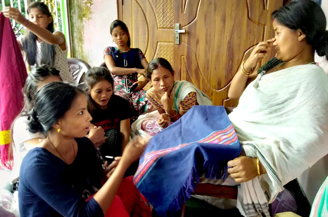 Mujeres artesanas de la seda en India - Foto Centro de Desarrollo de Mujeres - Manos Unidas