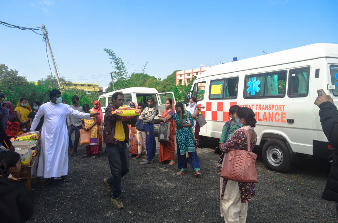Reparto de comida entre niños con discapacidad. Coronavirus India, Foto: Manos Unidas/Servicios sociales de Sagar  