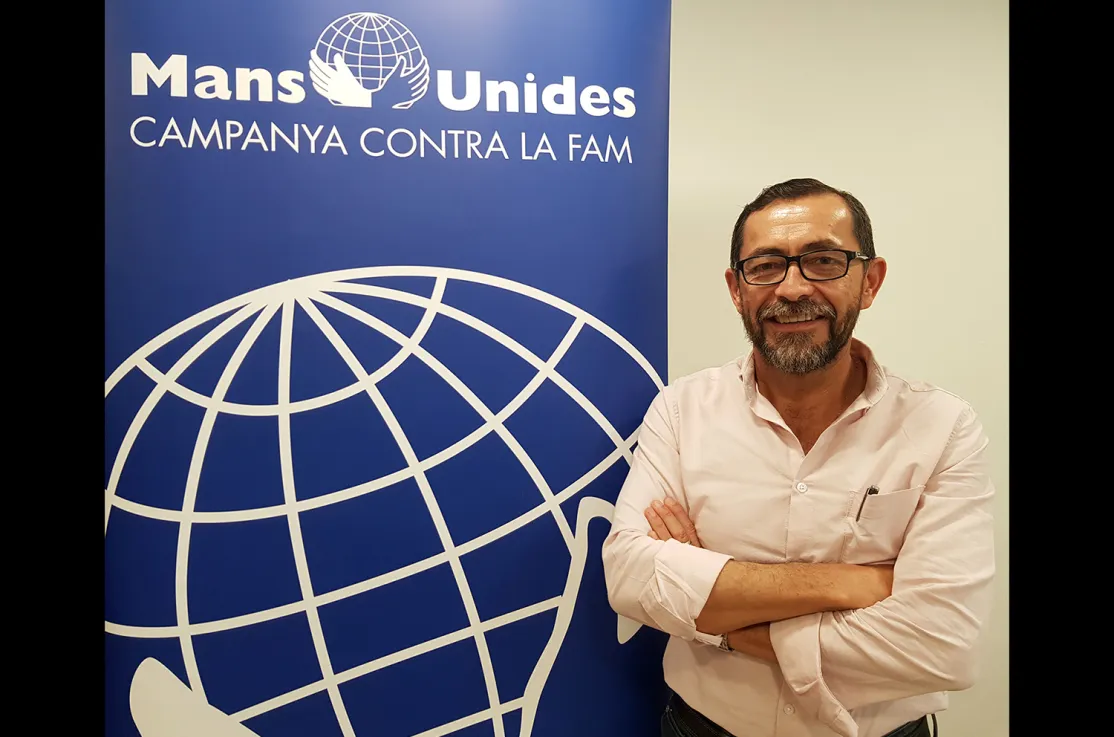 Sergio Godoy posa junto al cartel de Mans Unides