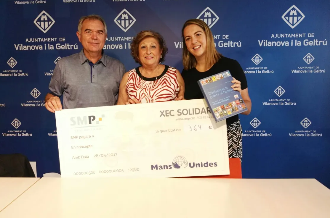  Teresa Gisbert recibiendo el cheque por parte de Serveis Mèdics Penedès