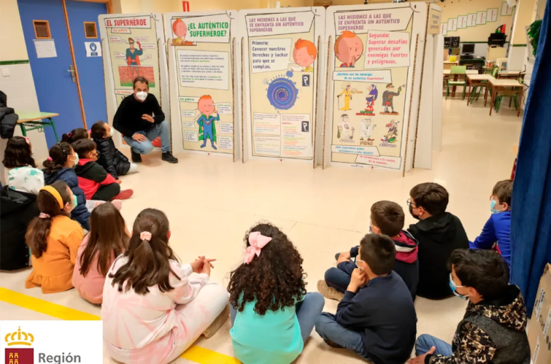 Exposición Super Pepo de Manos Unidas en los colegios de la Región de Murcia
