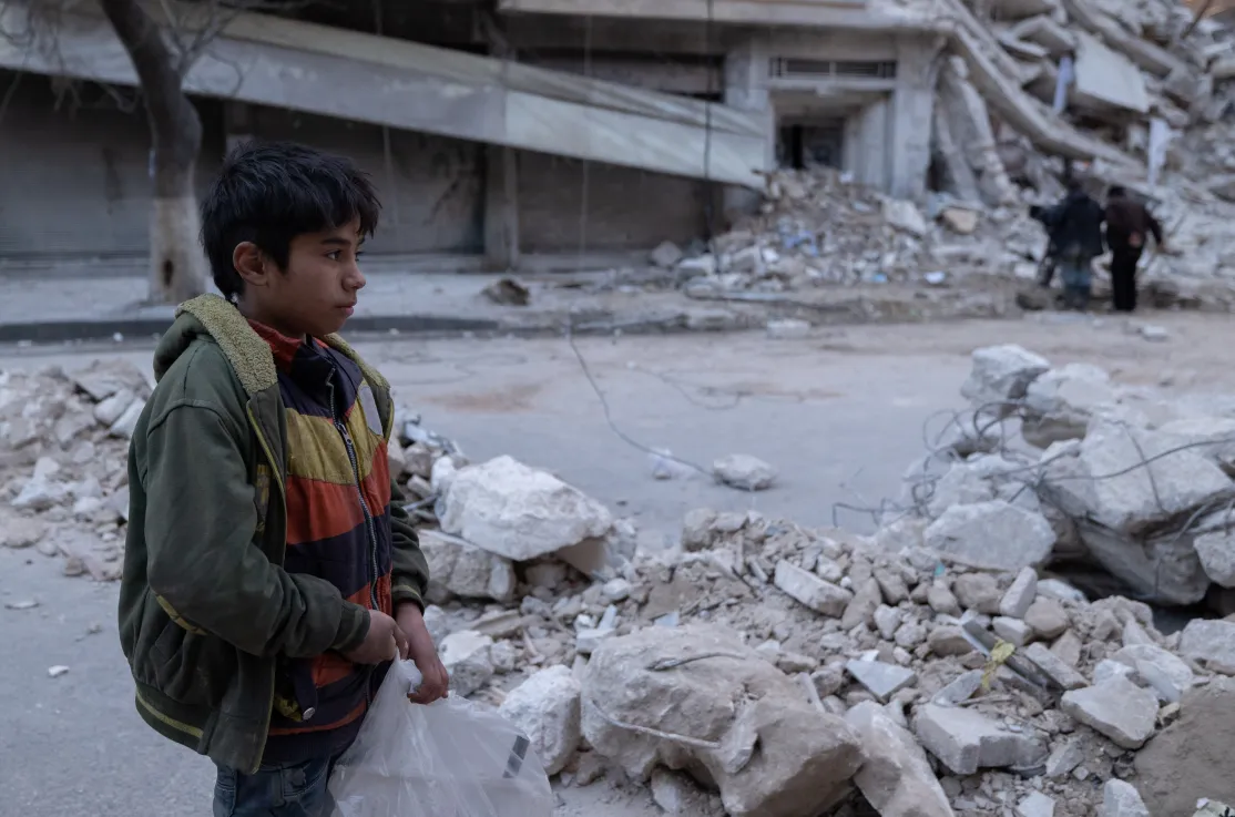 Un niño entre las ruinas causadas por el terremoto en Siria. Foto: Hope/Manos Unidas