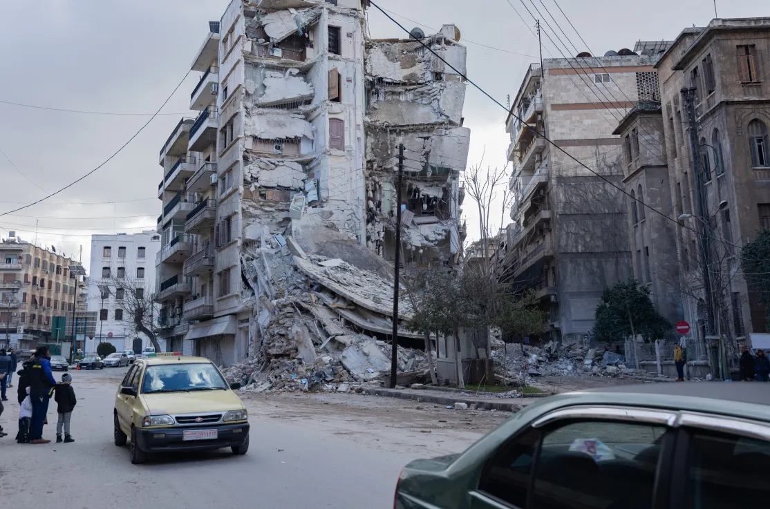 Destrucción causada por el terremoto en las calles de Alepo (Siria). Foto: Hope/Manos Unidas