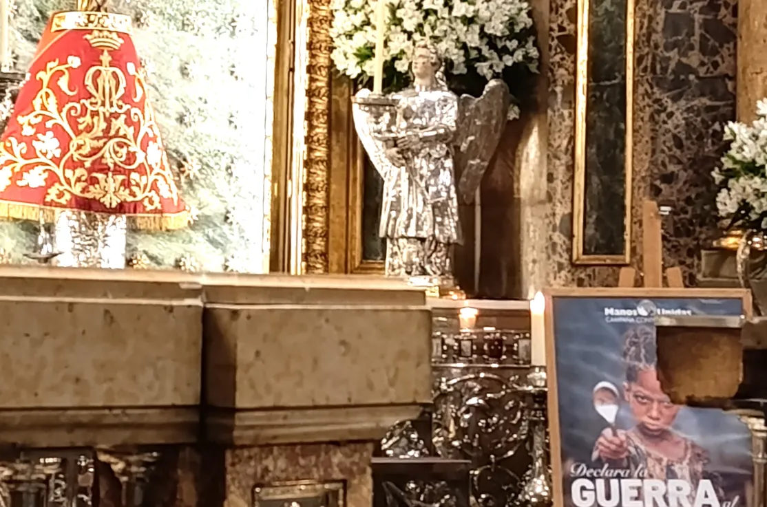 Cartel de la Campaña "Declara la guerra al hambre" a los pies de la Virgen del Pilar