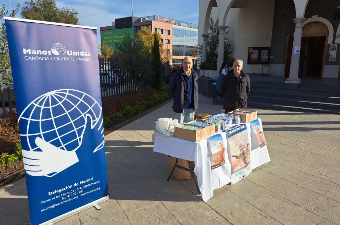 Voluntarios de Manos Unidas Madrid vendiendo velas en Ntra. Sra. de la Moraleja de Alcobendas