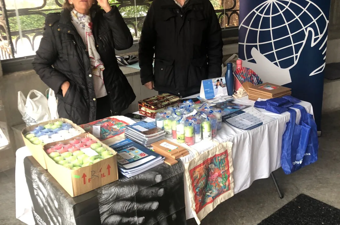 Voluntarios de Manos Unidas Madrid vendiendo velas en Ntra. Sra. de Fuente del Fresno de Alcobendas