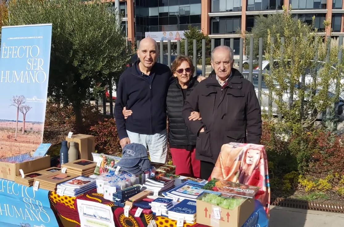 Voluntarios de Manos Unidas Madrid vendiendo velas en parroquia de La Moraleja de Alcobendas