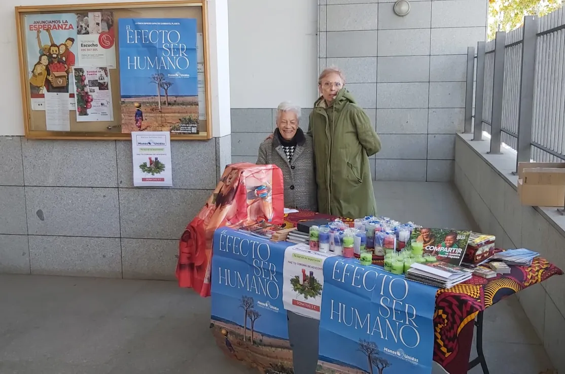 Voluntarios de Manos Unidas Madrid vendiendo velas en la Parroquia de Santa María del Buen Consejo, de San Sebastián de los Reyes