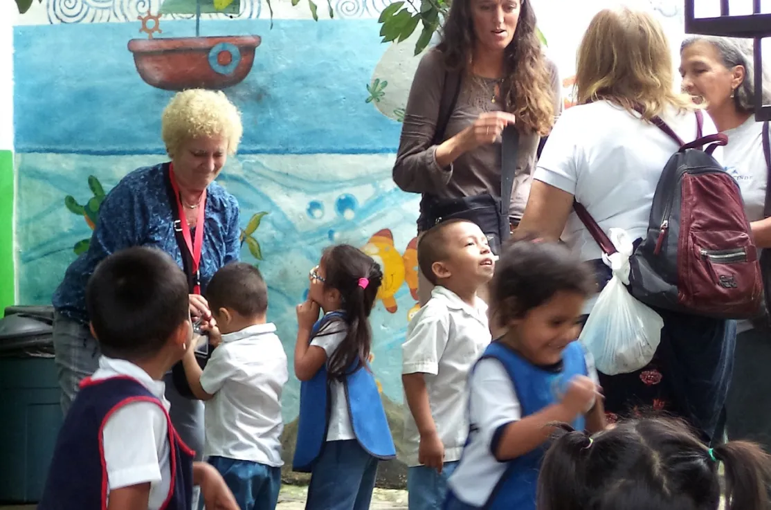 Maria Ramon visita proyectos en El Salvador