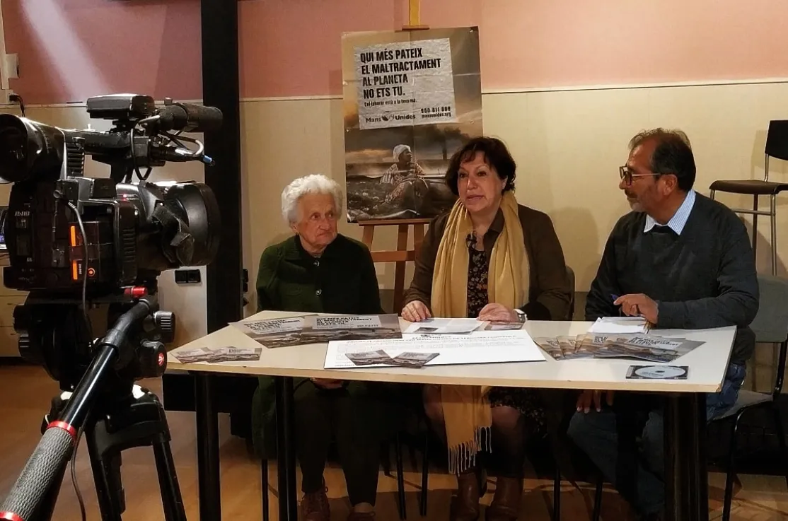 El misionero, Mario, con la presidenta-delegada Elisenda y la responsable comarcal de Terrassa, Glòria