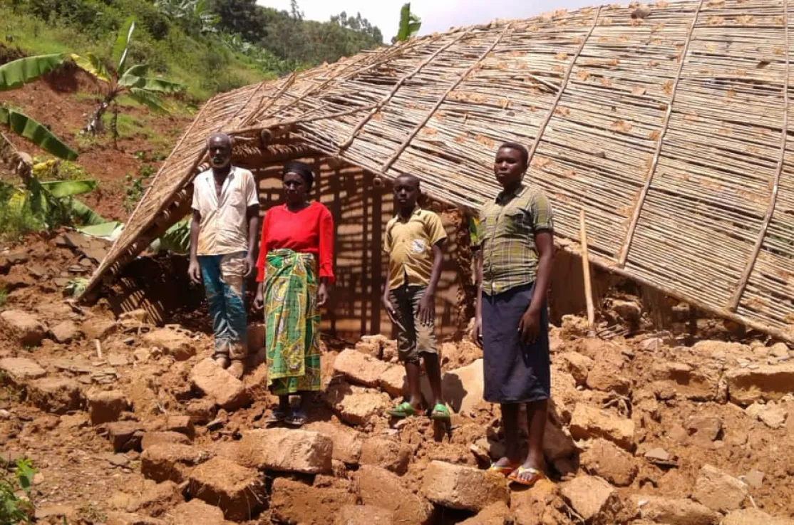 Familia afectada por las inundaciones en Ruanda
