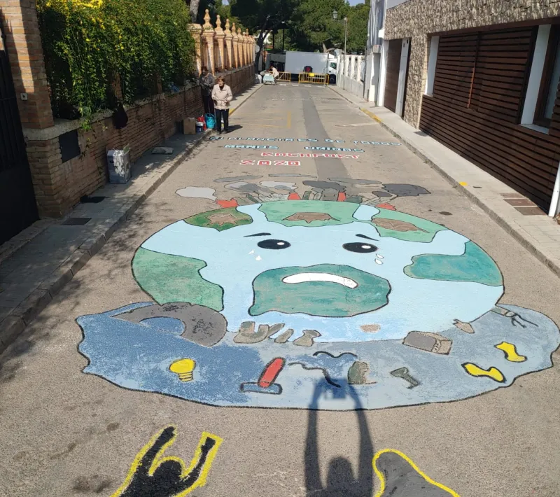 Pintada de sensibilización en la delegación comarcal de Rocafort de Manos Unidas Valencia.